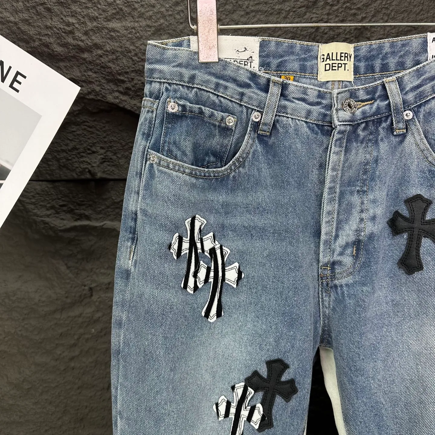 P290 GALLERY DEPT. & Croixin co-branded 2025 new limited-edition zebra print black large cross leather couple's bootcut jeans 🔥High version🔥High version🔥 Top ceiling quality Styles with different washed textures are very friendly to people with thin legs and thick legs. The bootcut version is very flattering. Moderate length that never goes out of style, easy to match with casually, basic styling for various styles, a must-have in the wardrobe! The fabric is stiff but also makes the upper body soft without losing texture. The washing process is even more perfect. It is a must-have item for everyone! ! ! Washed wheat, hang tag, pants label, three complete labels, color: blue, size: 28, 30, 32, 34, 36 (five sizes)